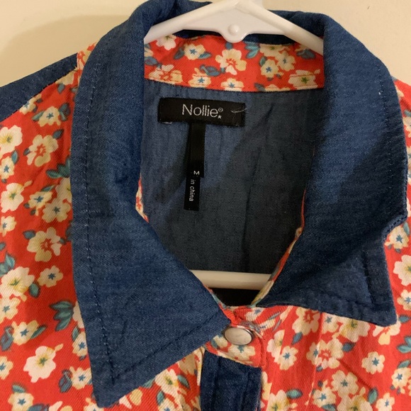 EUC Nollie Women’s Sleeveless Collared Rayon Floral Blouse in Red Floral - Picture 5 of 5